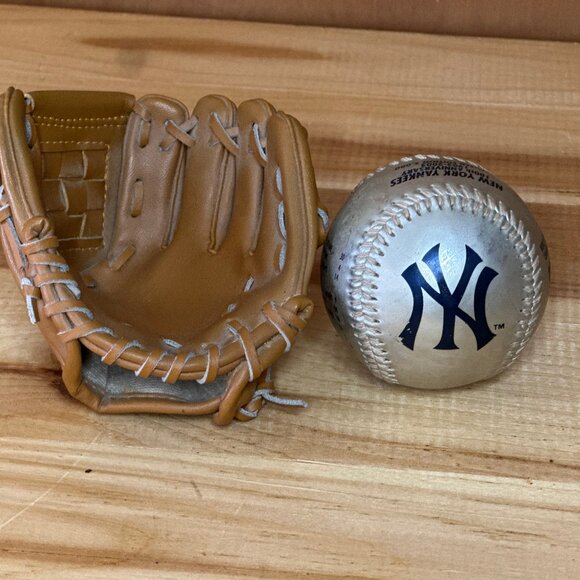 New York Yankees 100th Anniversary Limited Edition Baseball w/ Glove /5000 - Picture 3 of 4